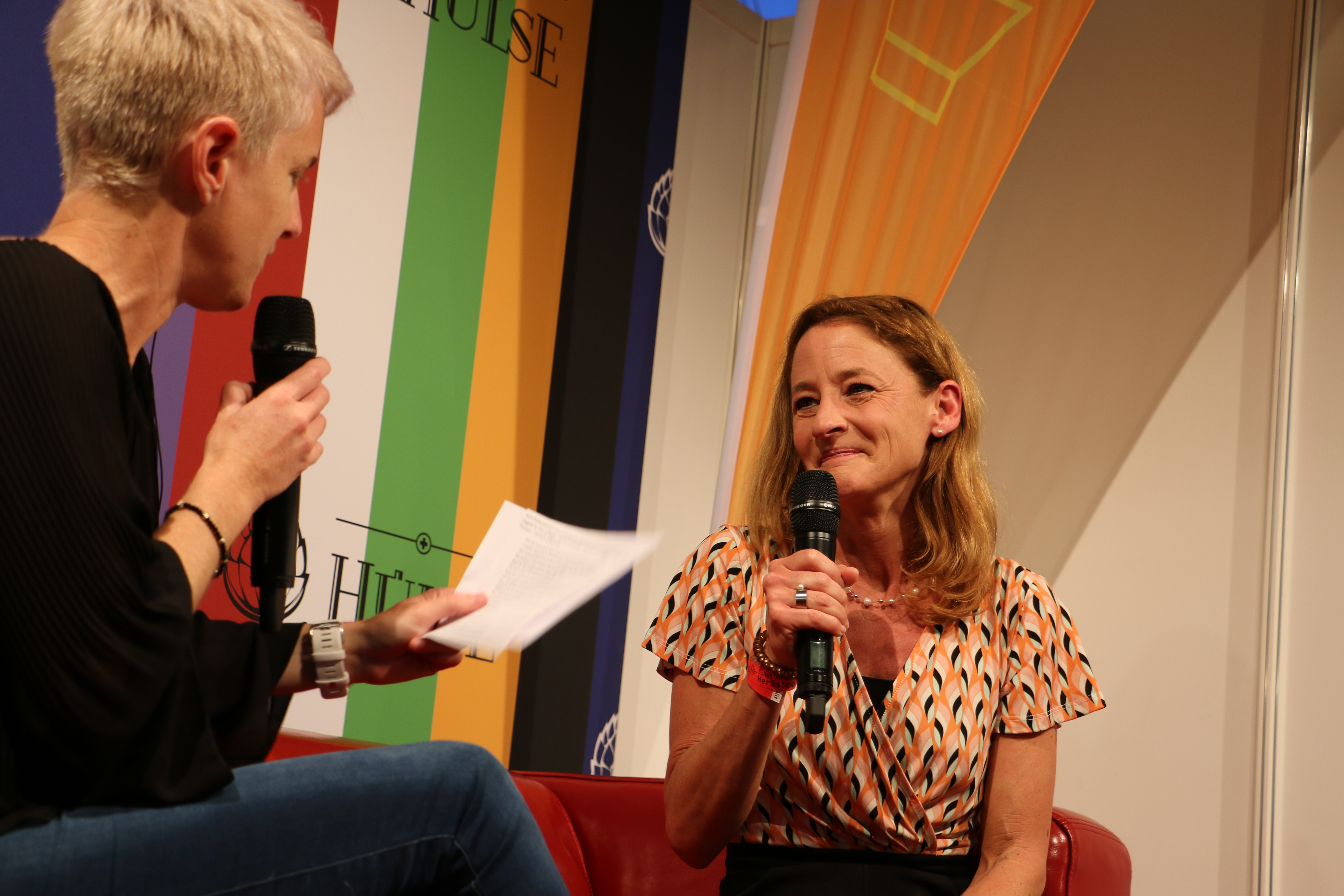 Simone Honegger mit Christine Thommen auf dem Roten Sofa.