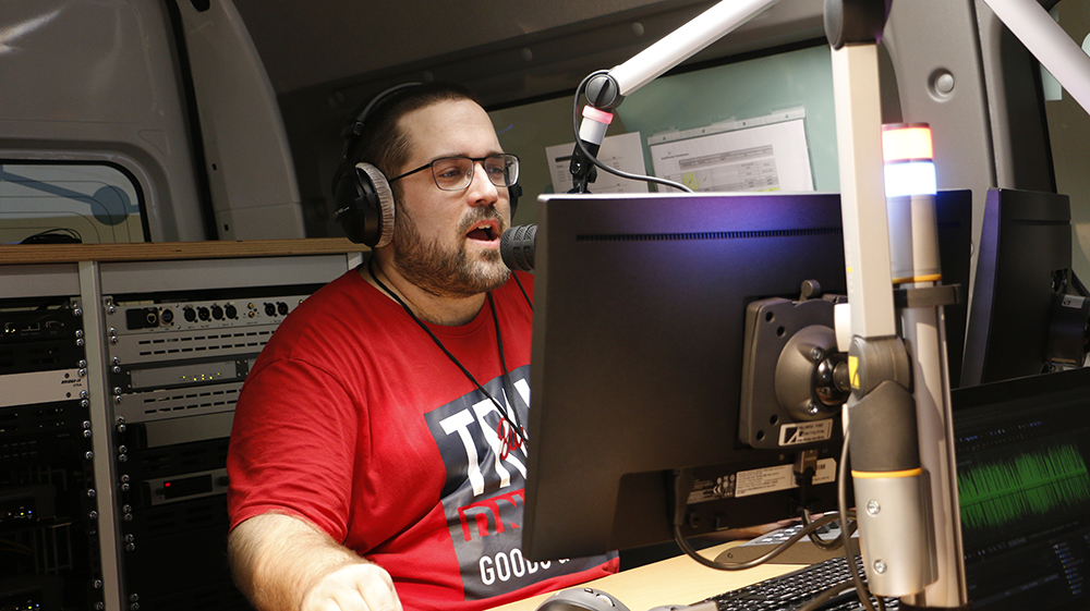 Samuel Peter übernimmt die erste Schicht live aus dem Radio Munot Mobil