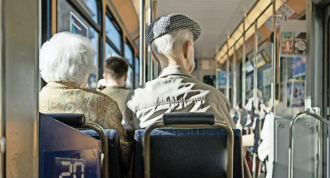 Zwei Senioren im Tram nahe Escherwyss Platz in Zuerich am 15. Oktober 2017.