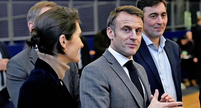 epa11098967 French President Emmanuel Macron (R) and French Sports Minister Amelie Oudea-Castera (L) visit France's National Institute of Sport, Expertise, and Performance (INSEP), for the president's New Year's wishes to elite athletes ahead of the Paris