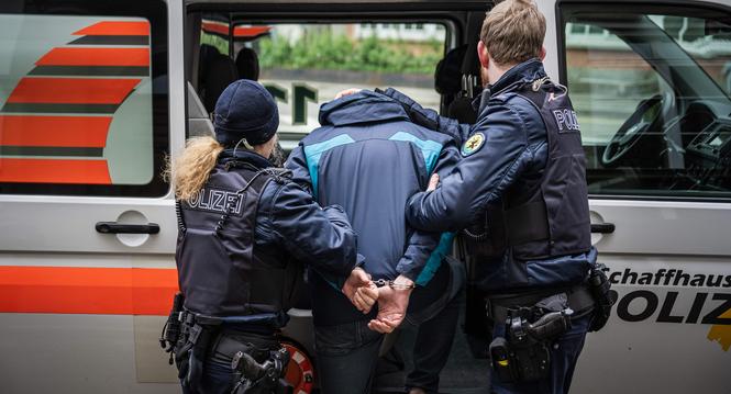 Schaffhauser Polizei Verkehrskontrolle und Verhaftung, fotografiert am Montag, 22. April 2024 in Schaffhausen (Lea Biedermann / Schaffhauser Nachrichten)