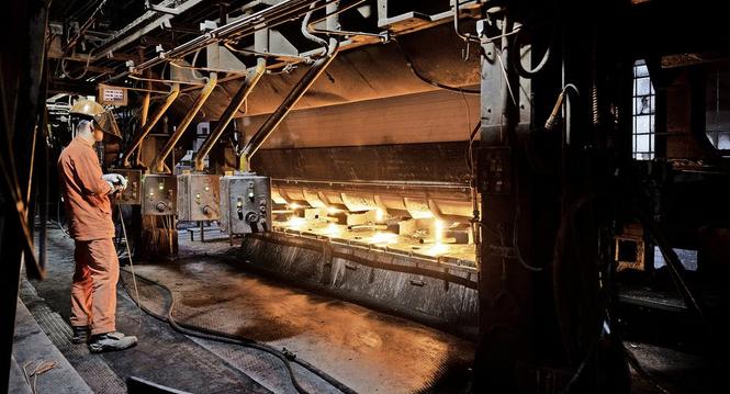 Ein Mitarbeiter verarbeitet fluessigen Stahl in der Produktionsstaette der Stahl Gerlafingen AG in Gerlafingen im Kanton Solothurn, Schweiz, fotografiert am Montag, 18. September 2023. Die Schweizer Stahlproduktionsfirma gehoert der italienischen Beltrame